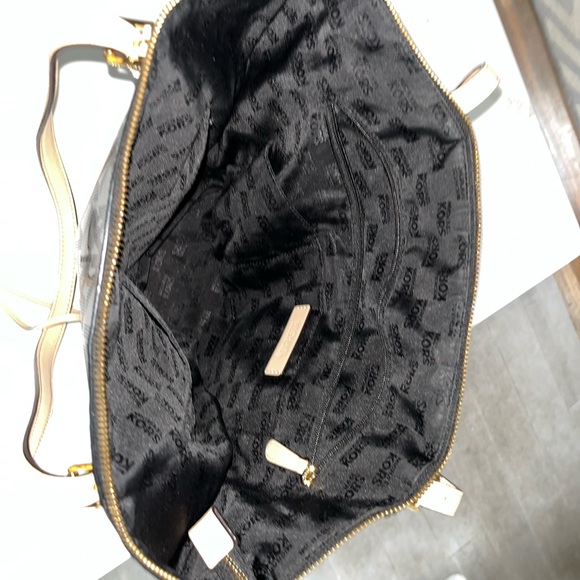 MK black patent tote. 2 exterior pockets and three interior pockets. Holds lots!